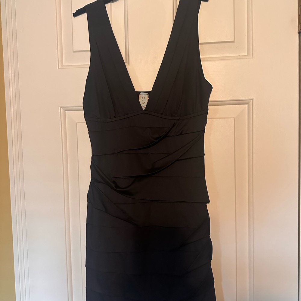 Elegant Black Sleeveless Dress - Picture 1 of 4